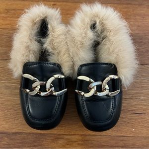 Loafers with gold chain and faux fur